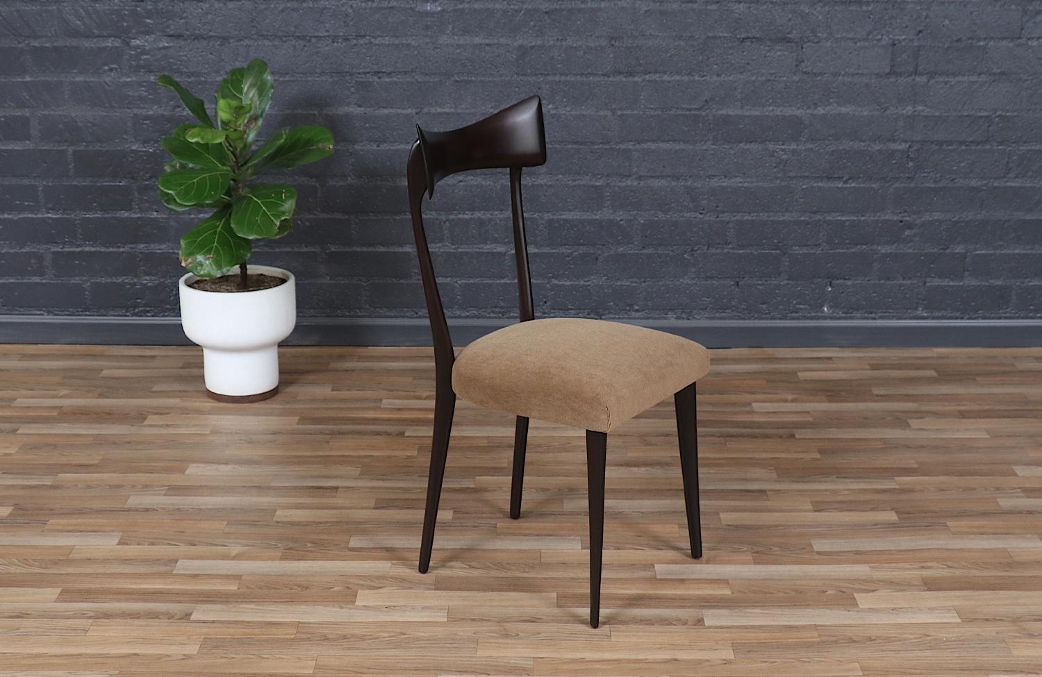 ________________________________________

Transformer un meuble moderne du milieu du siècle, c'est comme redonner vie à l'histoire, et nous entreprenons ce voyage avec passion et précision. Avec plus de 17 ans d'expertise artisanale, notre studio de