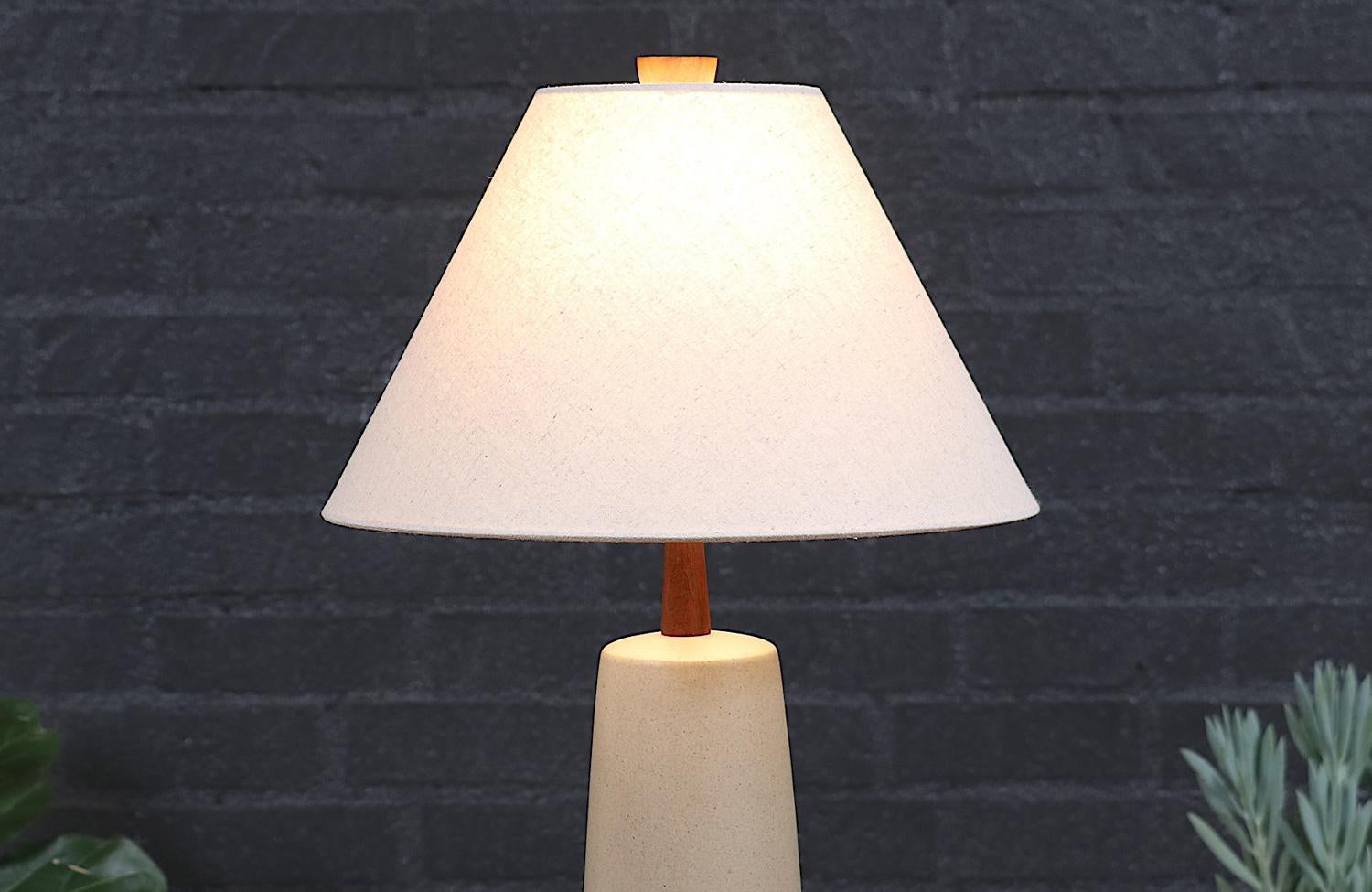 Glazed Expertly Restored - Mid-Century Grey Ceramic Table Lamp by Jane & Gordon Martz For Sale