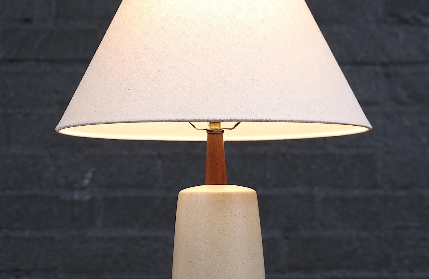 Expertly Restored - Mid-Century Grey Ceramic Table Lamp by Jane & Gordon Martz In Excellent Condition For Sale In Los Angeles, CA