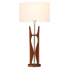 Lampe de table sculptée en noyer et laiton de style « sablier » du milieu du siècle, restaurée par des experts