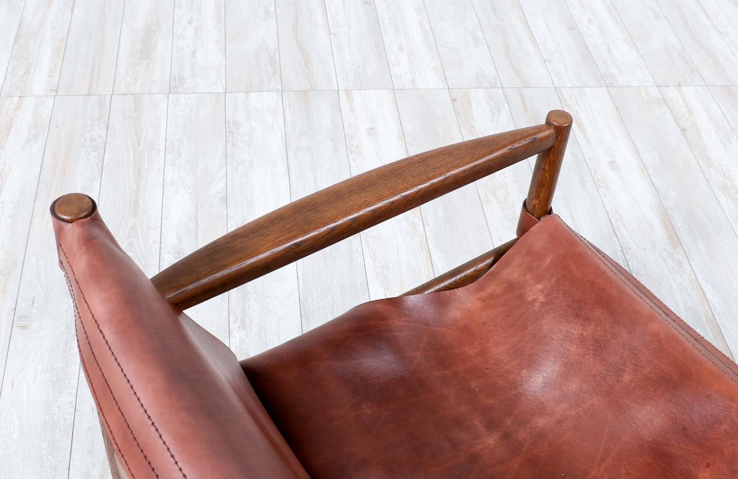 Fachmännisch restauriert - Cognacfarbener Safari-Stuhl aus Leder, Mid-Century Modern (Mitte des 20. Jahrhunderts) im Angebot