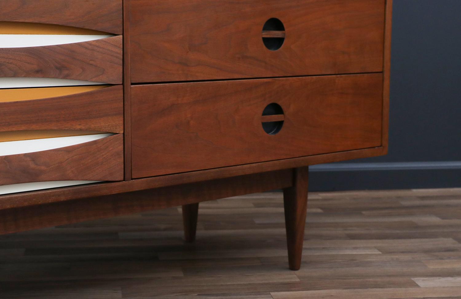 Expertly Restored - Mid-Century Modern Dresser w/ Lacquered Bowtie Drawers For Sale 5