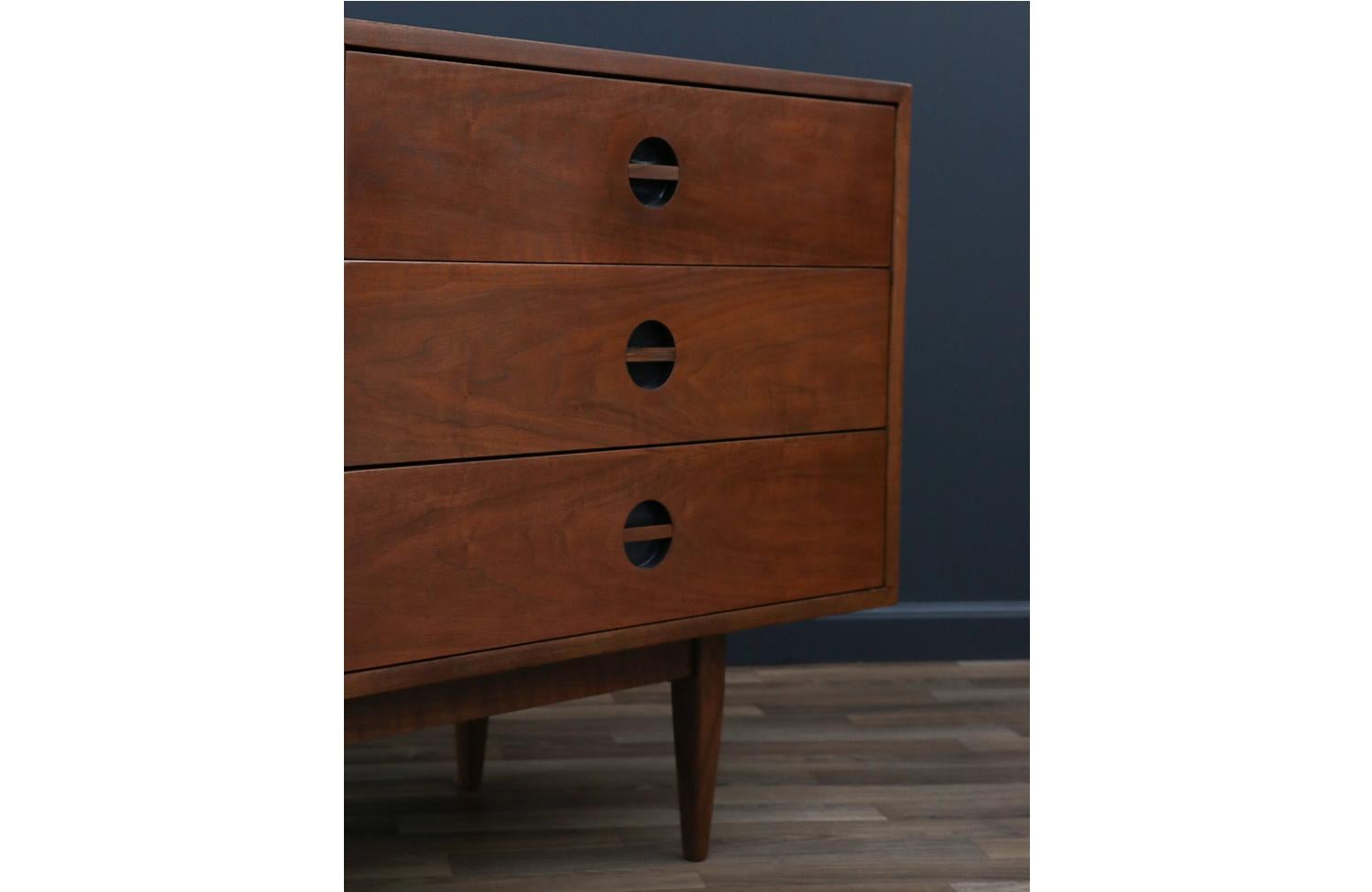 Expertly Restored - Mid-Century Modern Dresser w/ Lacquered Bowtie Drawers For Sale 6