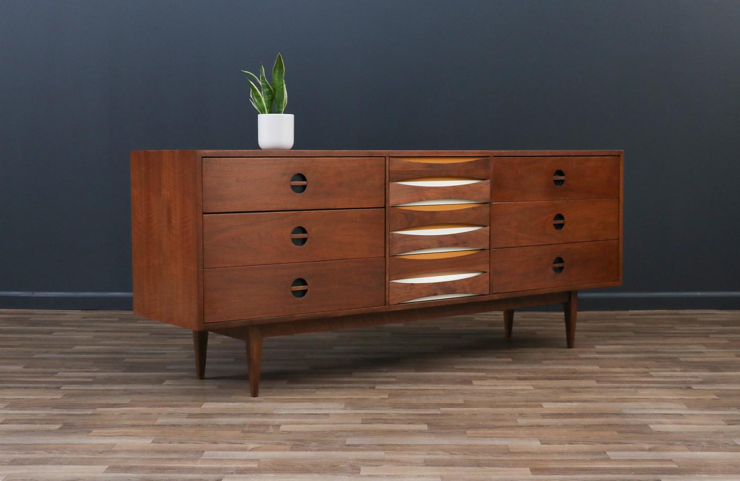 Expertly Restored - Mid-Century Modern Dresser w/ Lacquered Bowtie Drawers In Excellent Condition For Sale In Los Angeles, CA