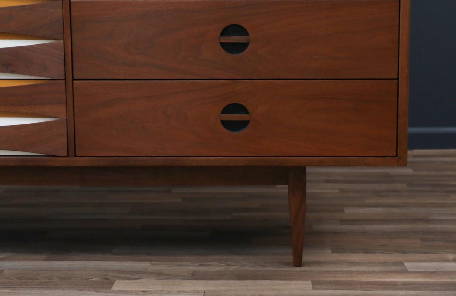 Expertly Restored - Mid-Century Modern Dresser w/ Lacquered Bowtie Drawers For Sale 4