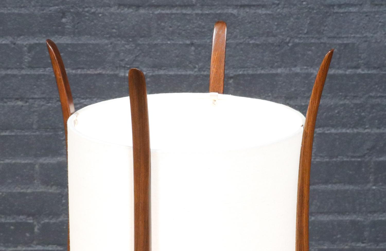 Expertly Restored - Mid-Century Modern Floor Lamp by Roller Lamp Co. (Gebeizt) im Angebot