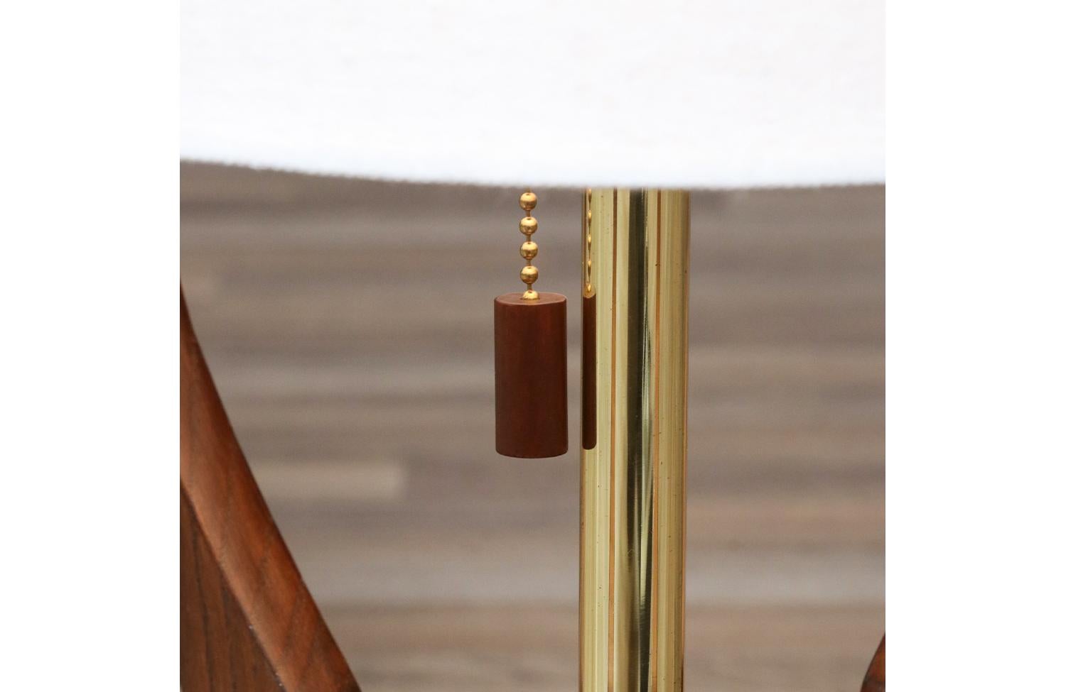 Expertly Restored - Mid-Century Modern Floor Lamp by Roller Lamp Co. (Holz) im Angebot