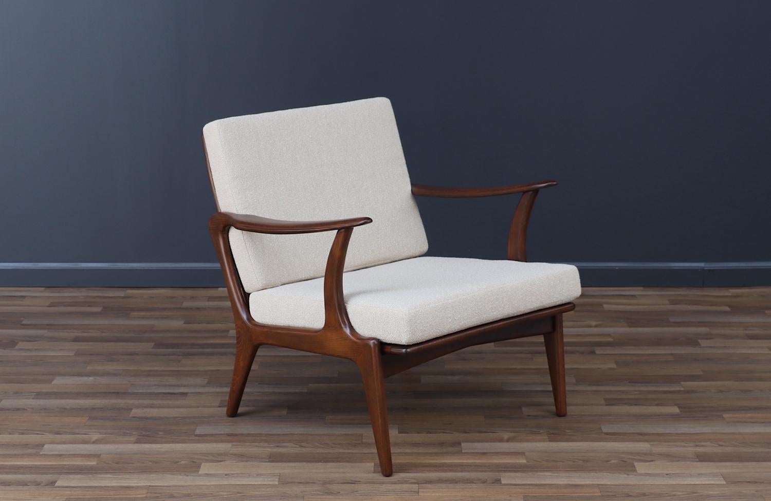 ________________________________________

Die Umgestaltung eines Mid-Century Modern-Möbels ist wie die Wiederbelebung der Geschichte, und wir gehen diese Reise mit Leidenschaft und Präzision an. Mit mehr als 17 Jahren handwerklicher Erfahrung ist