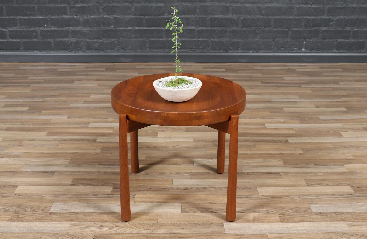 Scandinavian Modern Expertly Restored - Mid-Century Modern Reversible Tray Top Side Table by Dux For Sale