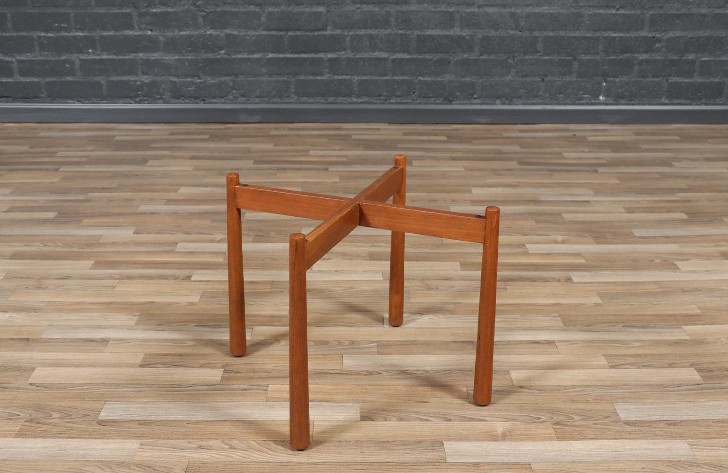 Expertly Restored - Mid-Century Modern Reversible Tray Top Side Table by Dux In Excellent Condition For Sale In Los Angeles, CA