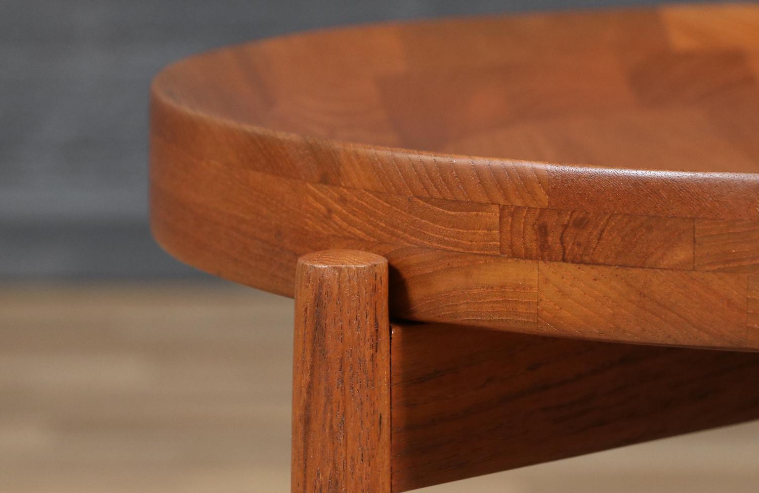 Expertly Restored - Mid-Century Modern Reversible Tray Top Side Table by Dux For Sale 1