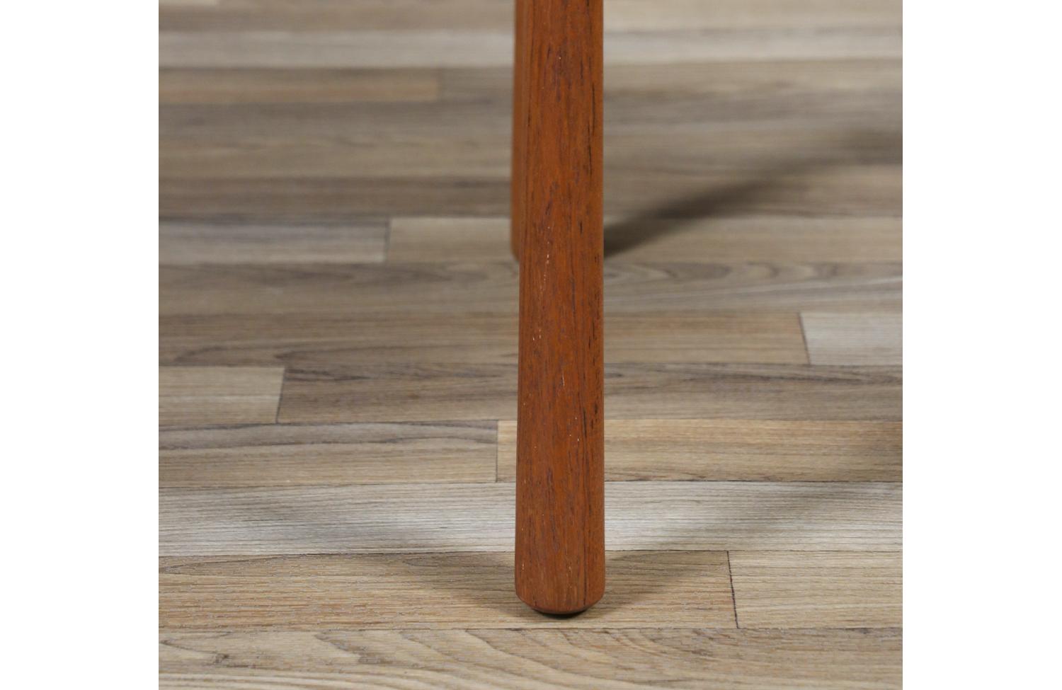Expertly Restored - Mid-Century Modern Reversible Tray Top Side Table by Dux For Sale 2