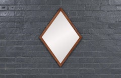 Restauré par des experts – Miroir en noyer de style « Mid-Century Modern » en forme de diamant sculpté