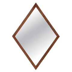 Restauré par des experts – Miroir en noyer de style « Mid-Century Modern » en forme de diamant sculpté