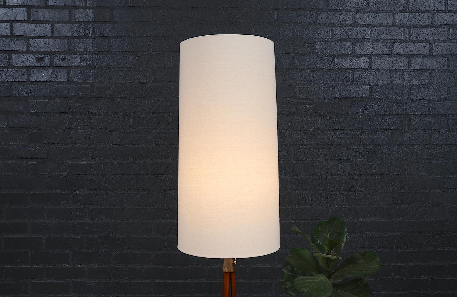 Expertly Restored - Mid-Century Modern Sculpted Korina Wood & Brass Floor Lamp In Excellent Condition In Los Angeles, CA