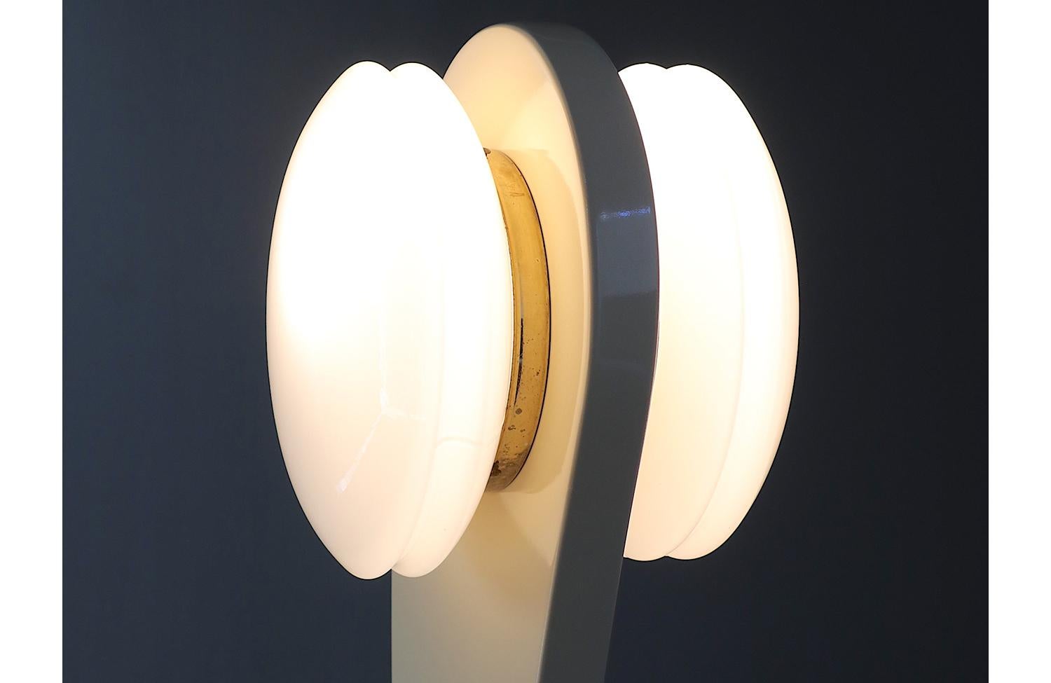 Expertly Restored - Mid-Century Modern Sculpted Lacquered Floor Lamp In Excellent Condition For Sale In Los Angeles, CA