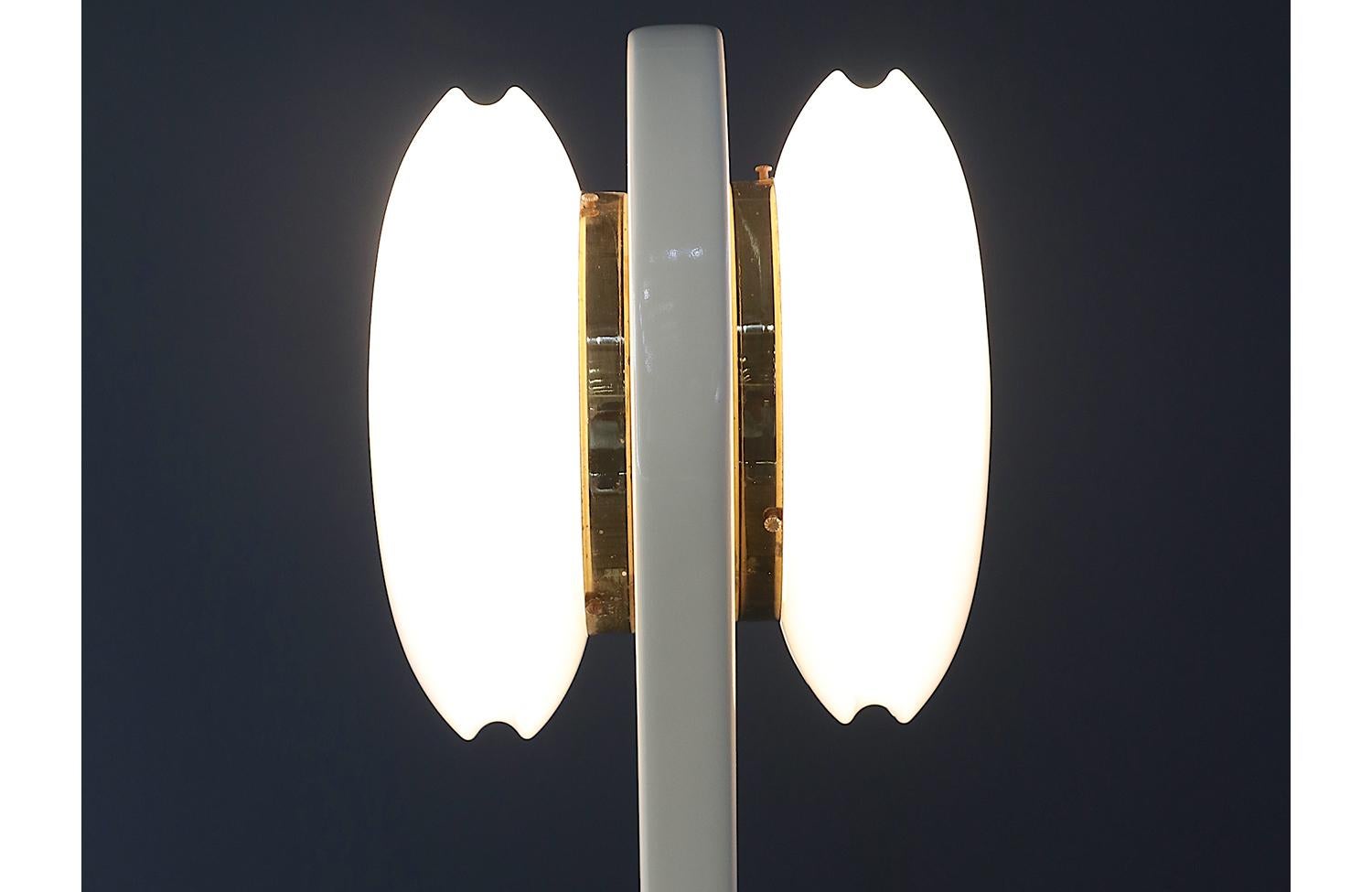 Mid-20th Century Expertly Restored - Mid-Century Modern Sculpted Lacquered Floor Lamp For Sale