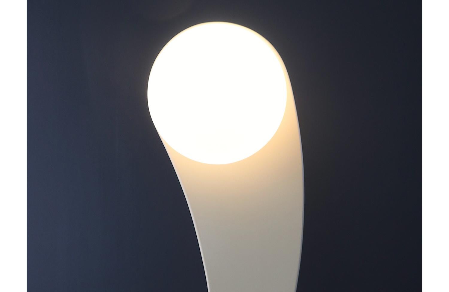 Brass Expertly Restored - Mid-Century Modern Sculpted Lacquered Floor Lamp For Sale