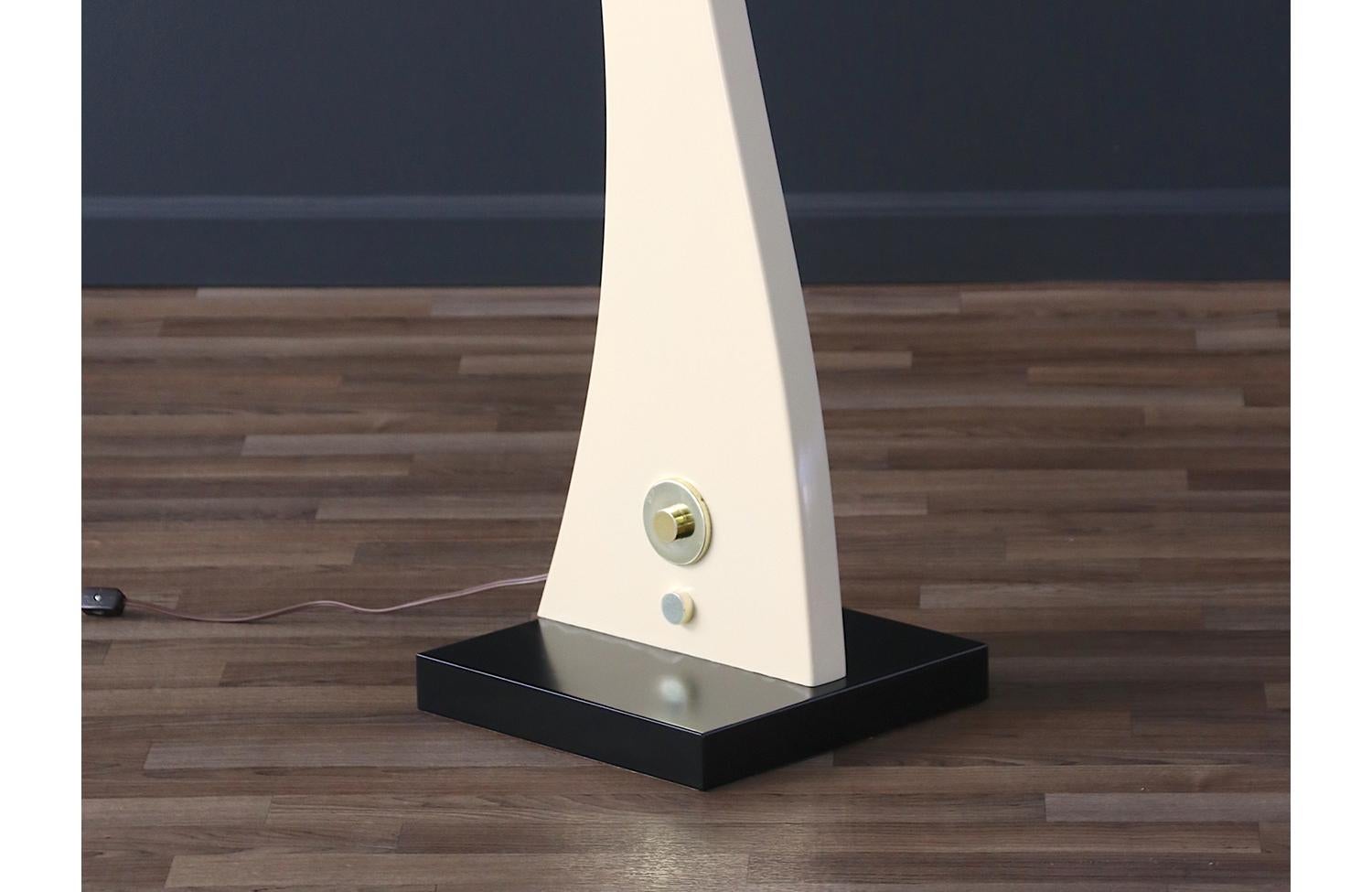 Expertly Restored - Mid-Century Modern Sculpted Lacquered Floor Lamp For Sale 1