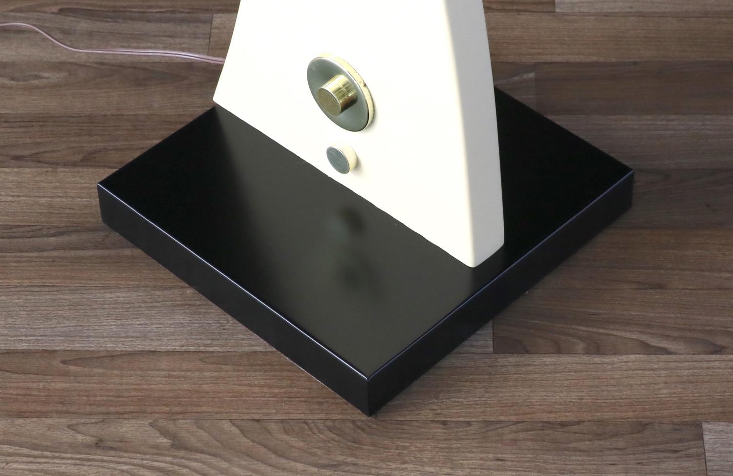 Expertly Restored - Mid-Century Modern Sculpted Lacquered Floor Lamp For Sale 2
