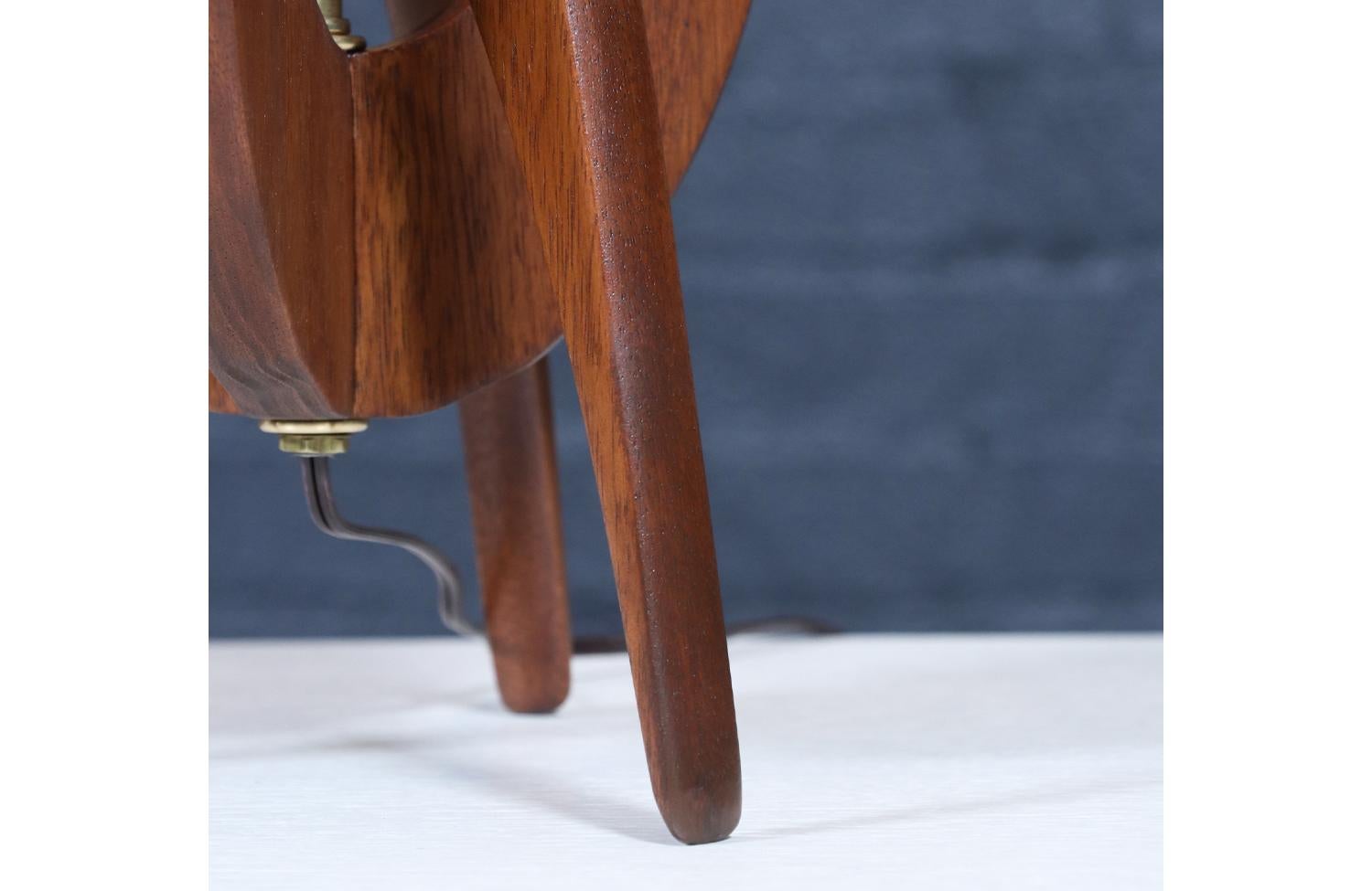 Expertly Restored - Mid-Century Modern Sculpted Lamp by R & J Manufacturing en vente 5