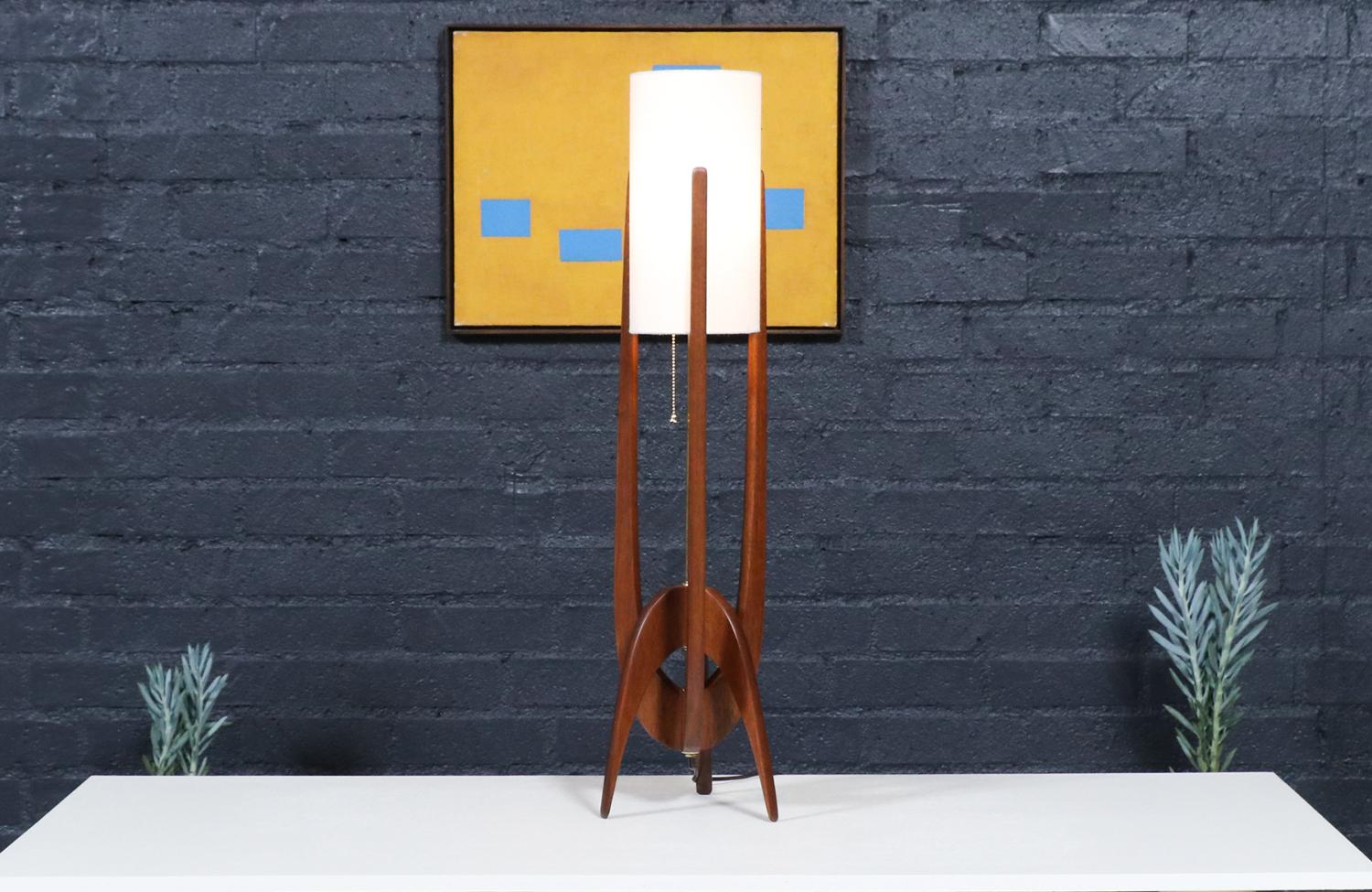 Américain Expertly Restored - Mid-Century Modern Sculpted Lamp by R & J Manufacturing en vente