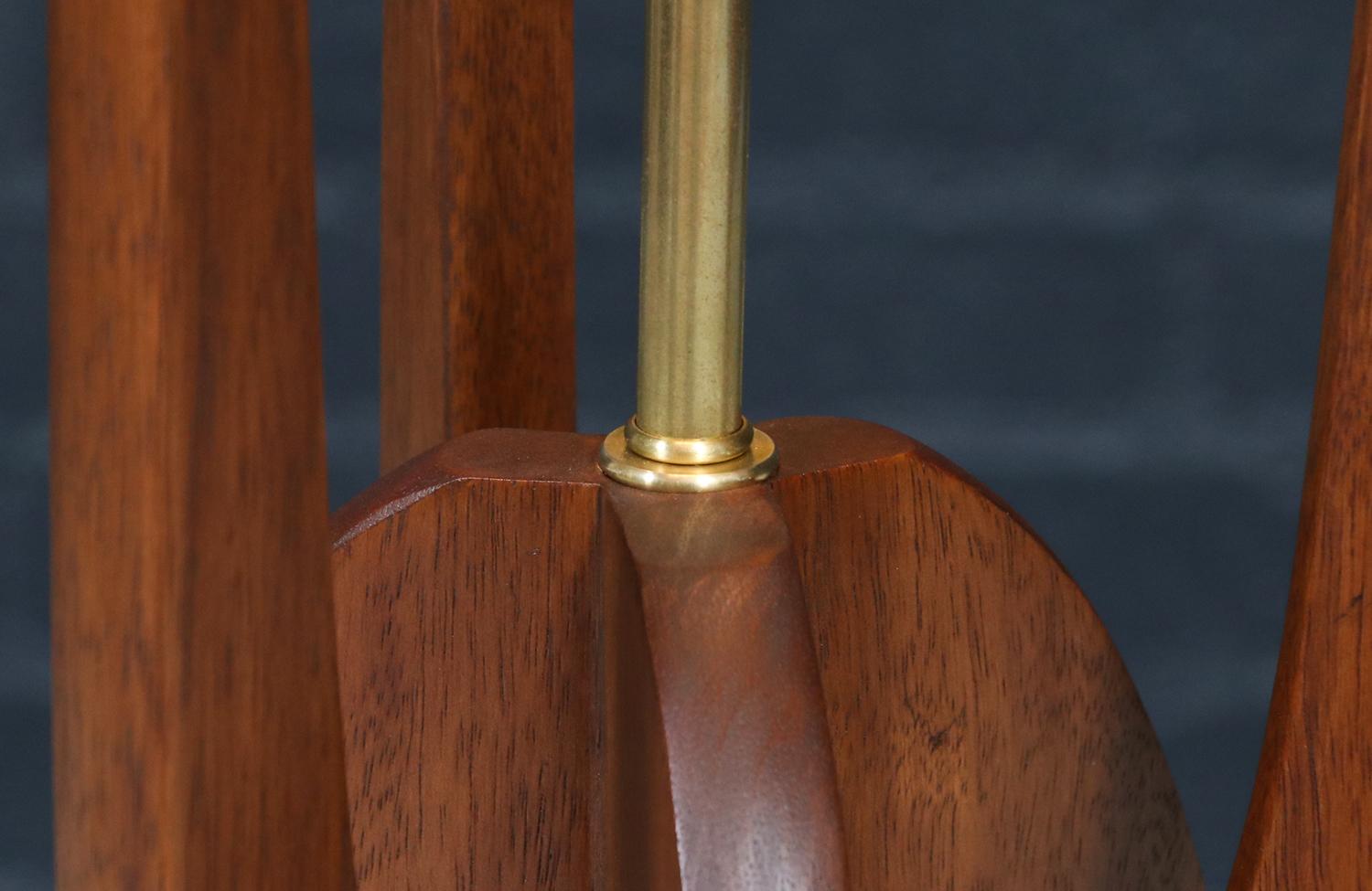 Milieu du XXe siècle Expertly Restored - Mid-Century Modern Sculpted Lamp by R & J Manufacturing en vente