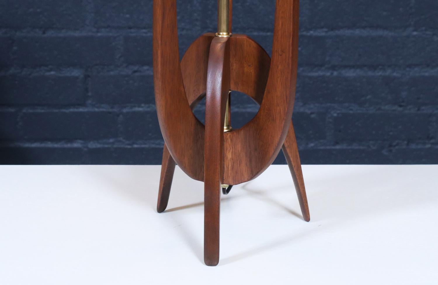 Laiton Expertly Restored - Mid-Century Modern Sculpted Lamp by R & J Manufacturing en vente