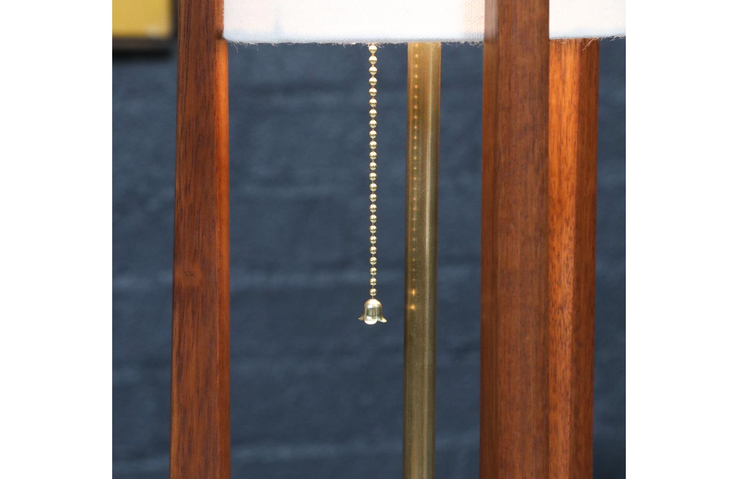 Expertly Restored - Mid-Century Modern Sculpted Lamp by R & J Manufacturing en vente 3