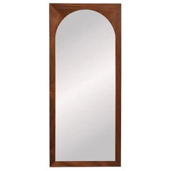 Miroir en arc à cadre biseauté en noyer sculpté, de style « Mid-Century Modern », restauré par des experts