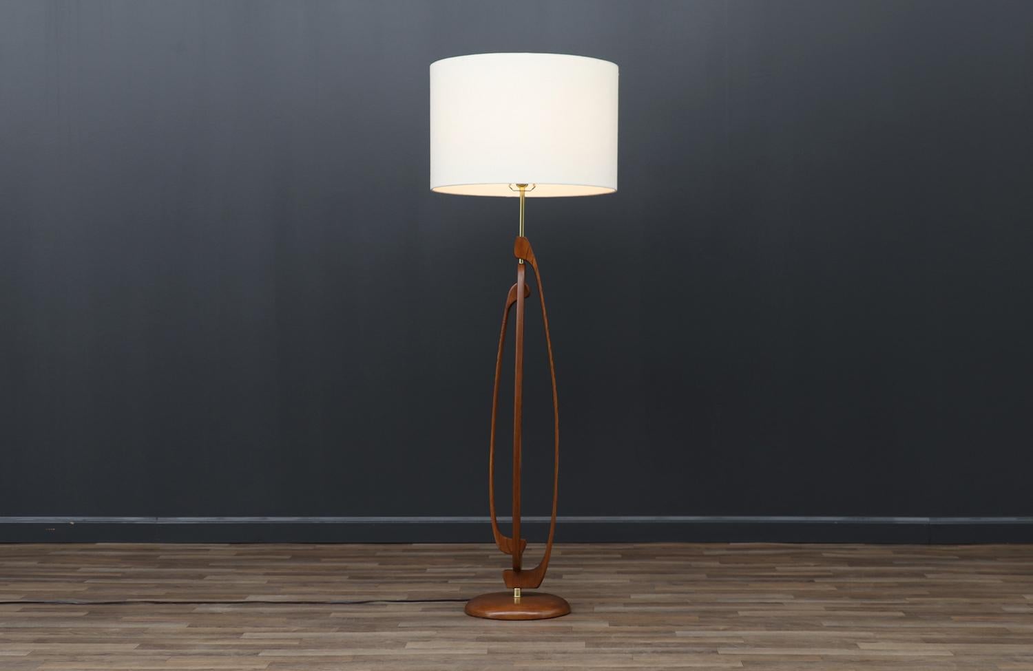 American Expertly Restored - Mid-Century Modern Sculpted Walnut & Brass Floor Lamp For Sale