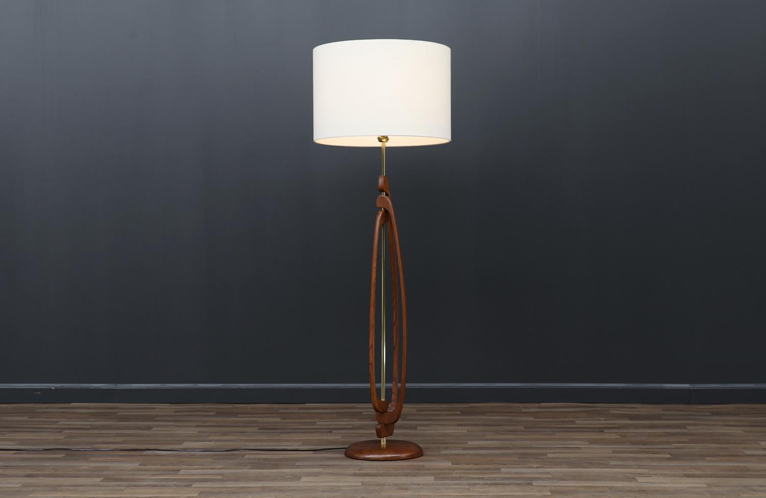 Expertly Restored - Mid-Century Modern Sculpted Walnut & Brass Floor Lamp In Excellent Condition For Sale In Los Angeles, CA