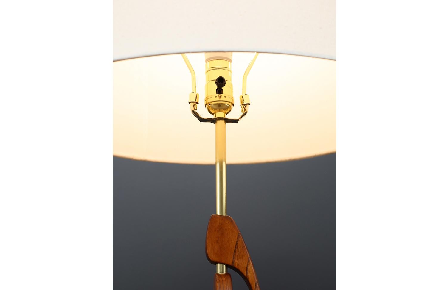 Fachmännisch restaurierte - Stehlampe aus Nussbaum und Messing, Mid-Century Modern, geformt im Zustand „Hervorragend“ im Angebot in Los Angeles, CA