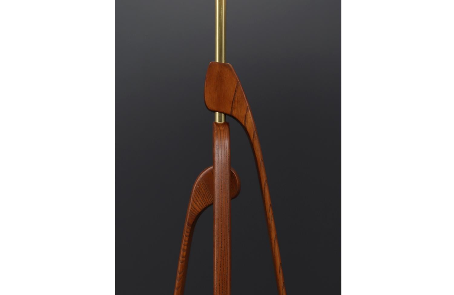 Expertly Restored - Mid-Century Modern Sculpted Walnut & Brass Floor Lamp For Sale 1