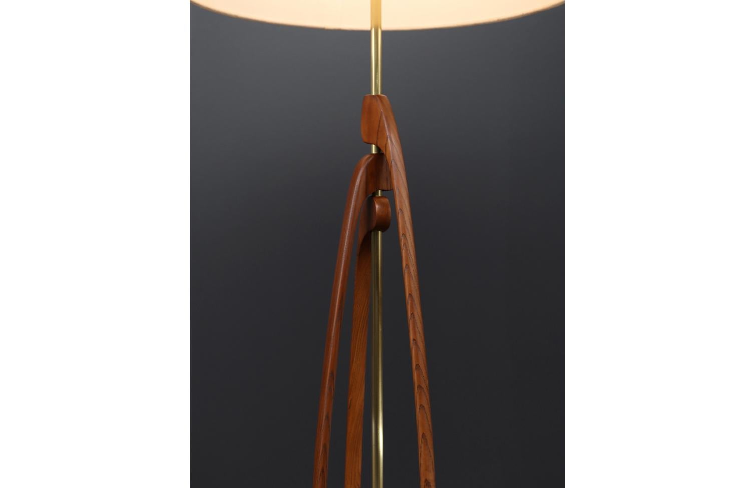 Fachmännisch restaurierte - Stehlampe aus Nussbaum und Messing, Mid-Century Modern, geformt im Angebot 1