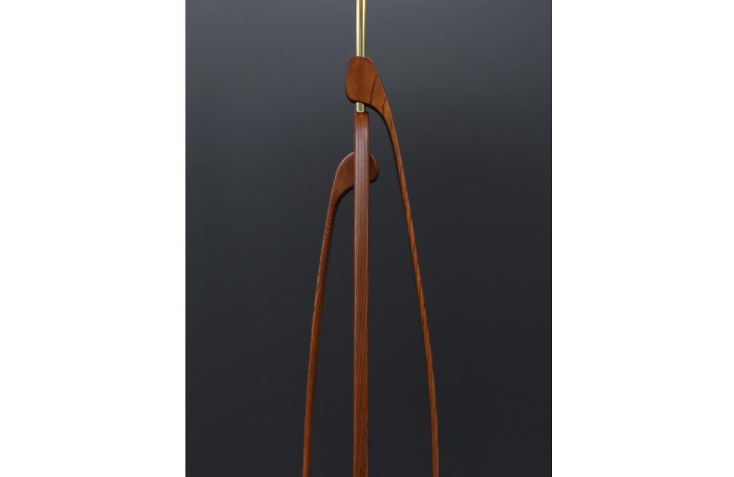 Expertly Restored - Mid-Century Modern Sculpted Walnut & Brass Floor Lamp For Sale 3