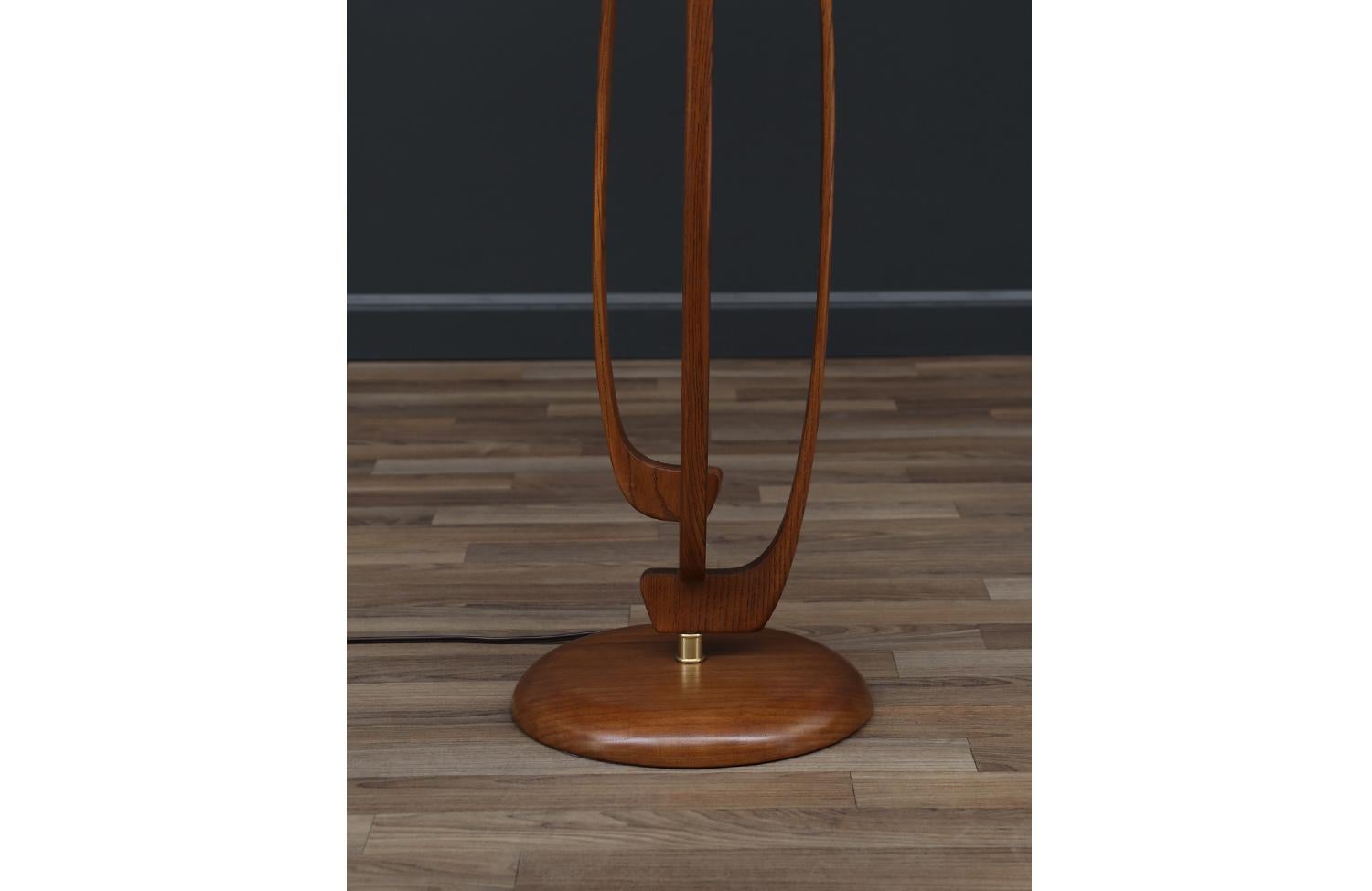 Fachmännisch restaurierte - Stehlampe aus Nussbaum und Messing, Mid-Century Modern, geformt im Angebot 3