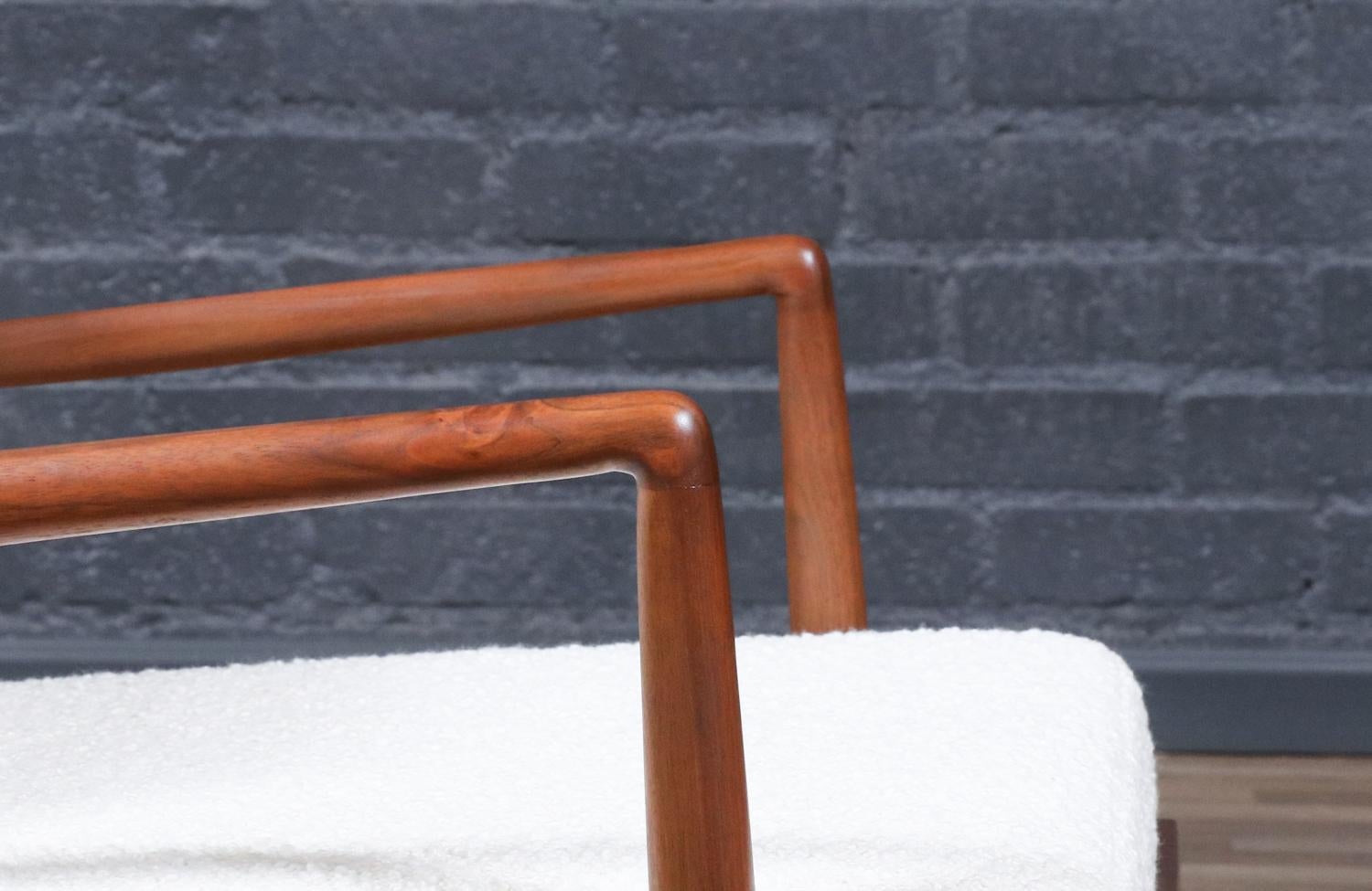 Expert en restauration - Chaise longue en noyer sculpté du milieu du siècle avec laiton en vente 4