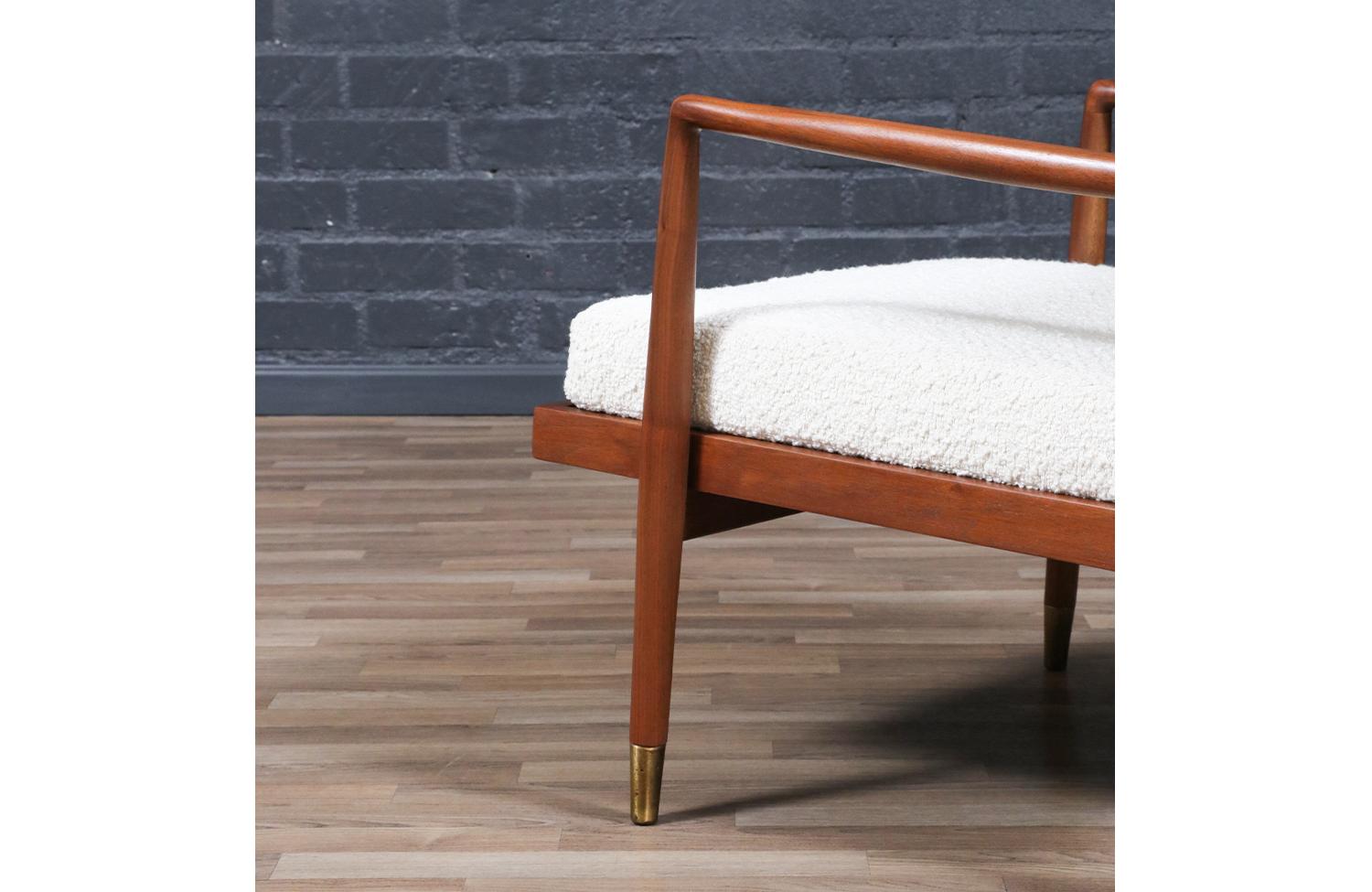 Expert en restauration - Chaise longue en noyer sculpté du milieu du siècle avec laiton en vente 5