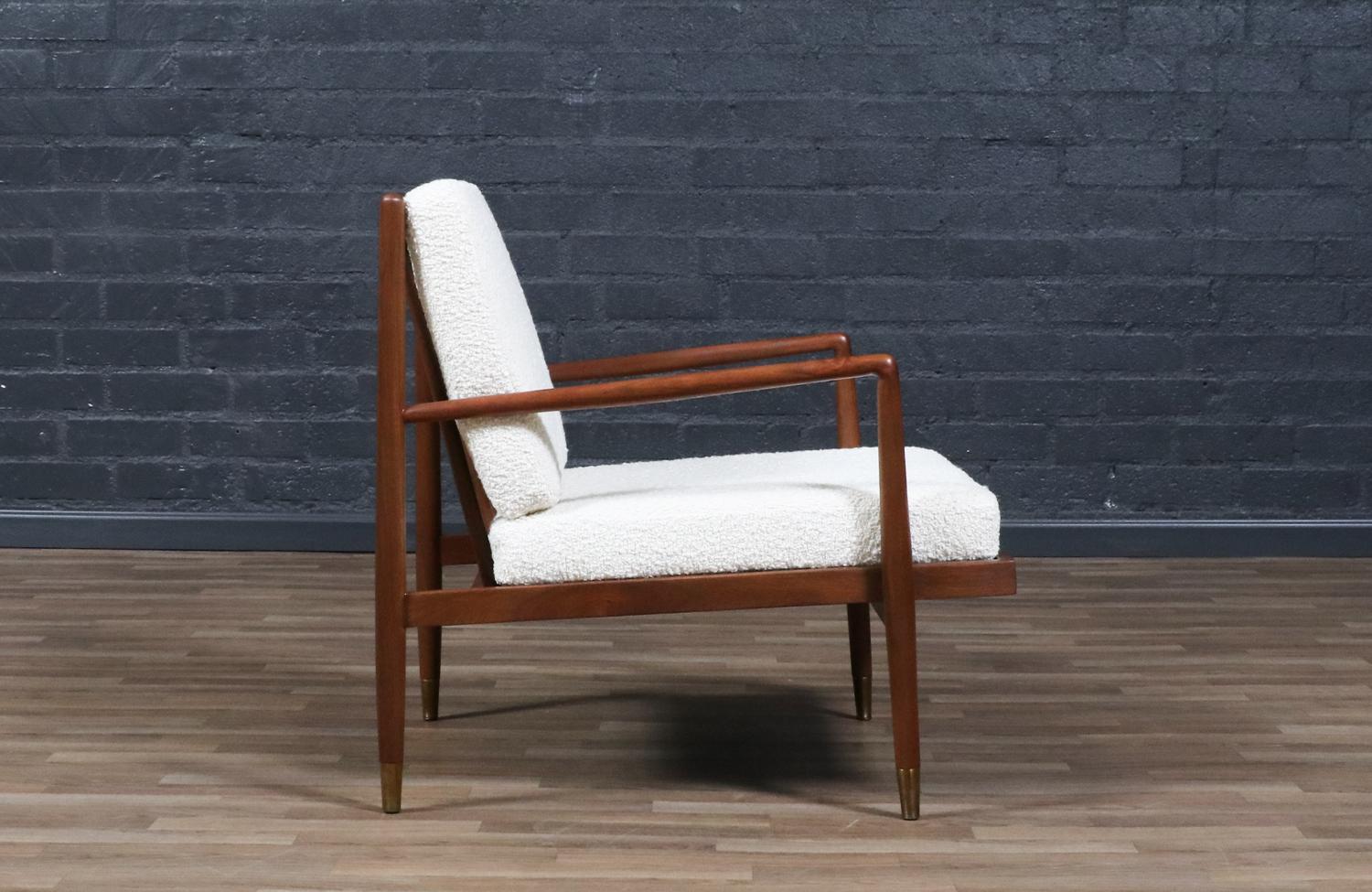 Mid-Century Modern Expert en restauration - Chaise longue en noyer sculpté du milieu du siècle avec laiton en vente