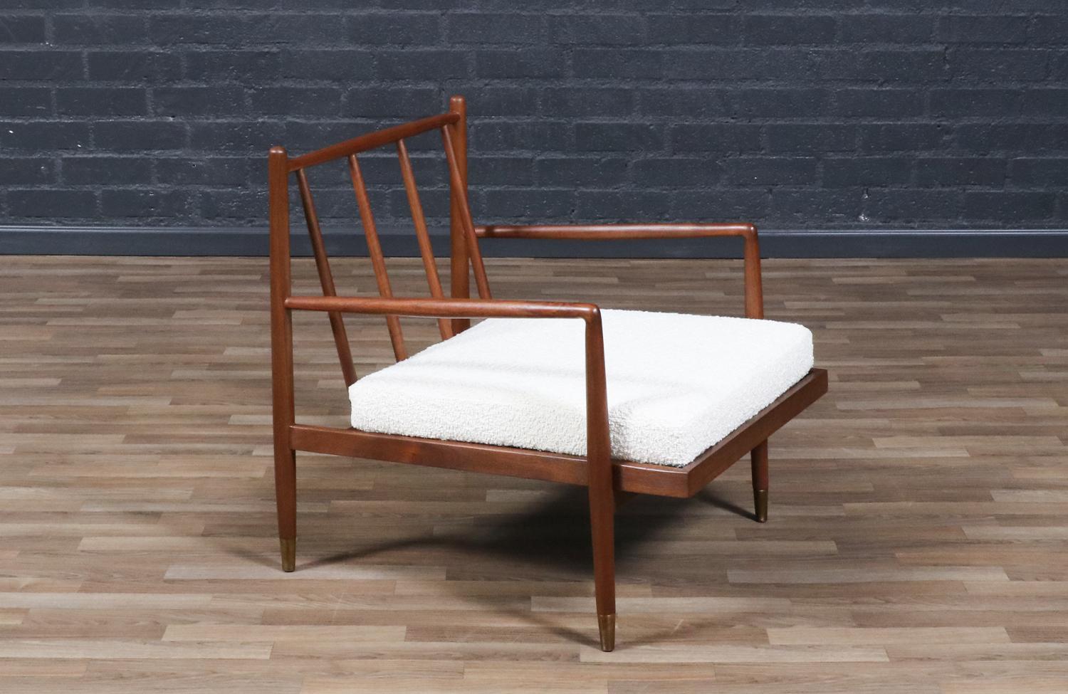Expert en restauration - Chaise longue en noyer sculpté du milieu du siècle avec laiton Excellent état - En vente à Los Angeles, CA