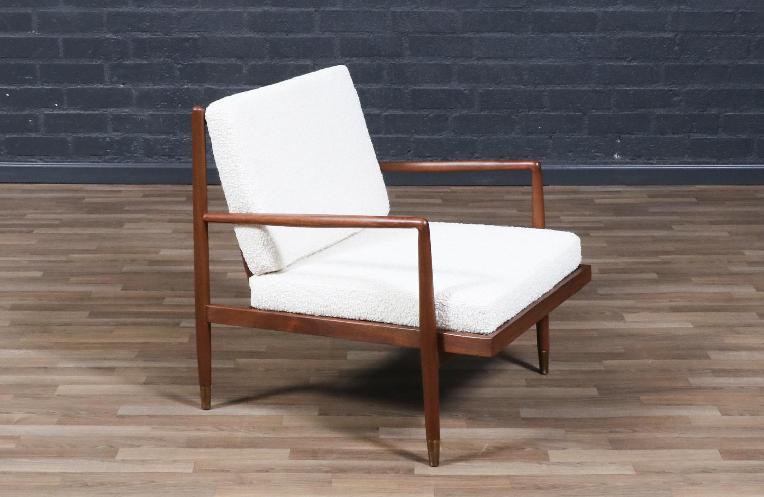 Milieu du XXe siècle Expert en restauration - Chaise longue en noyer sculpté du milieu du siècle avec laiton en vente