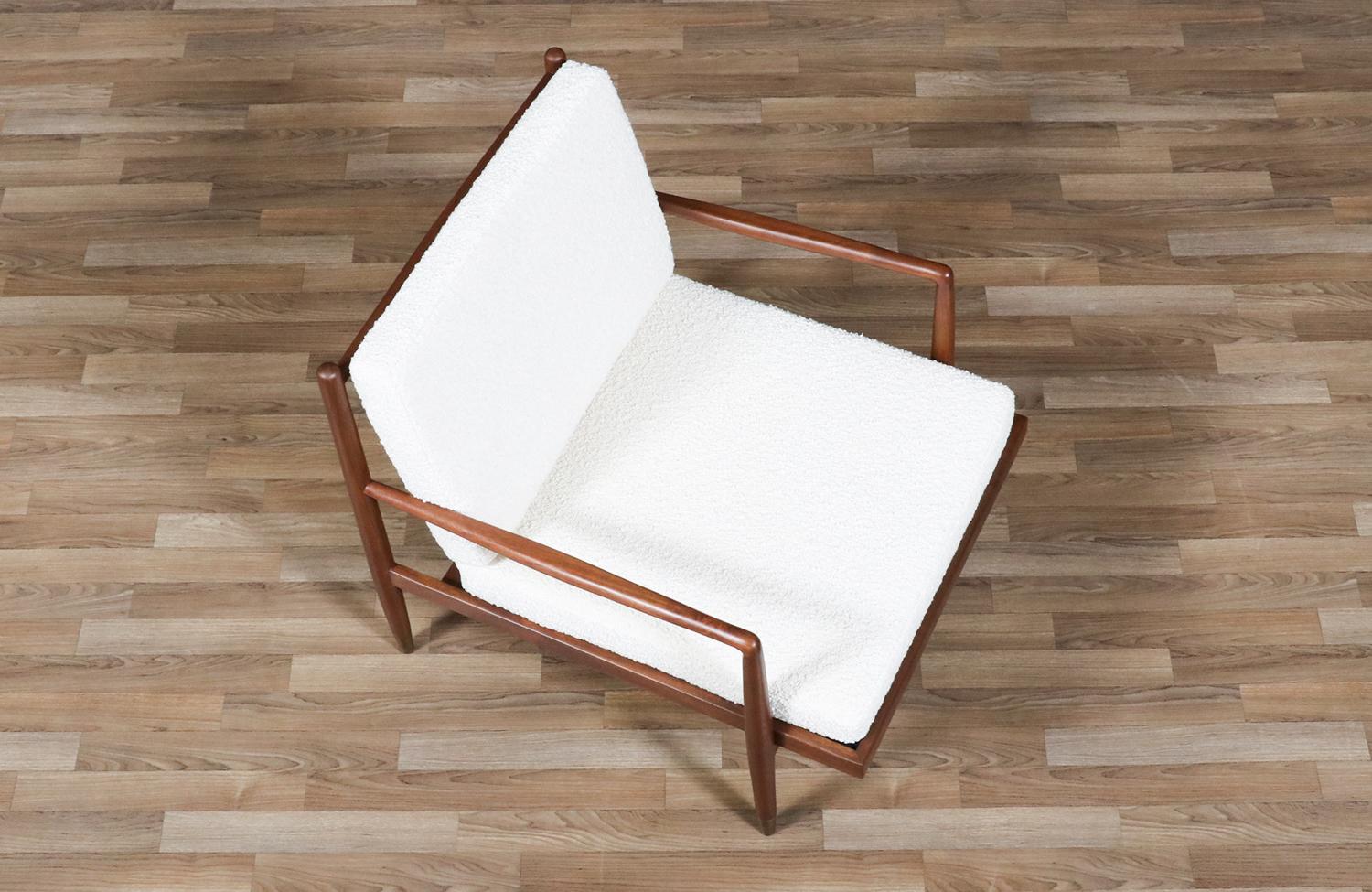 Laiton Expert en restauration - Chaise longue en noyer sculpté du milieu du siècle avec laiton en vente