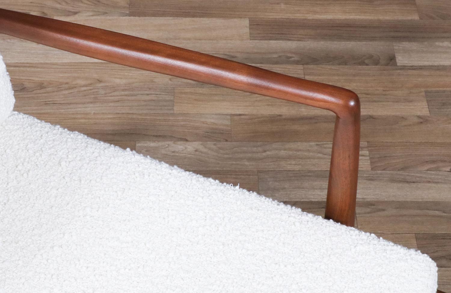Expert en restauration - Chaise longue en noyer sculpté du milieu du siècle avec laiton en vente 1