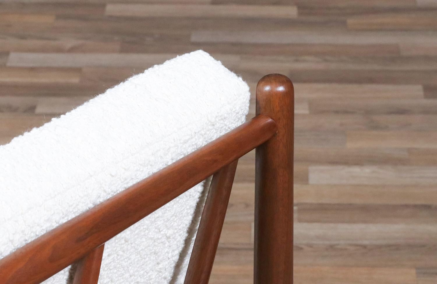 Expert en restauration - Chaise longue en noyer sculpté du milieu du siècle avec laiton en vente 2