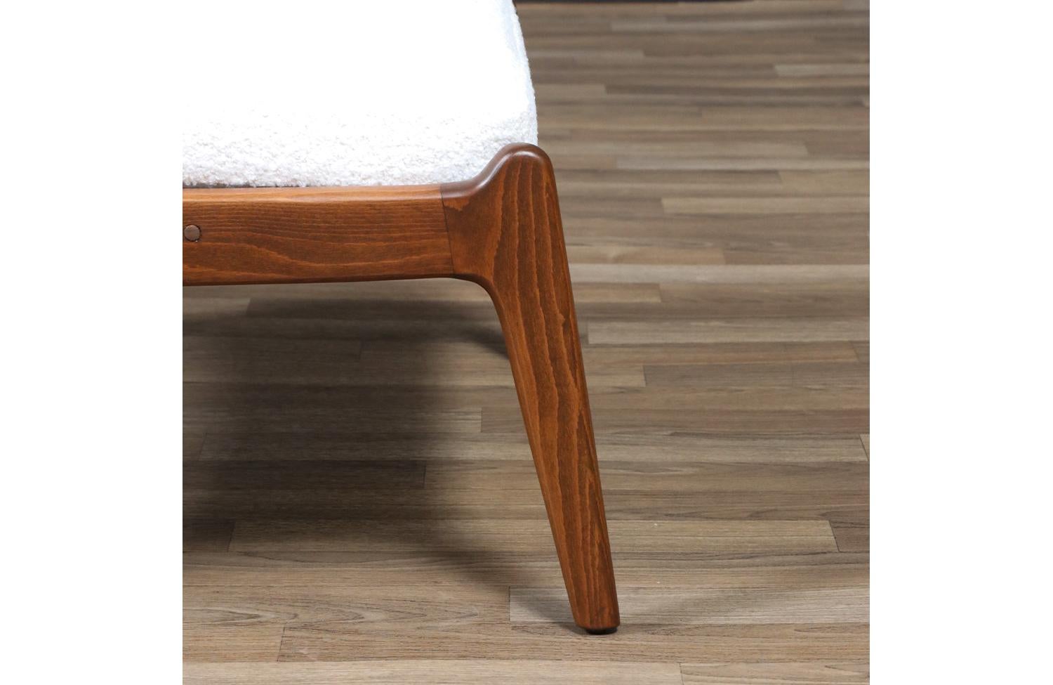 Fachmännisch restauriert - Moderner Hocker aus Nussbaum und Tweed aus der Jahrhundertmitte im Angebot 2