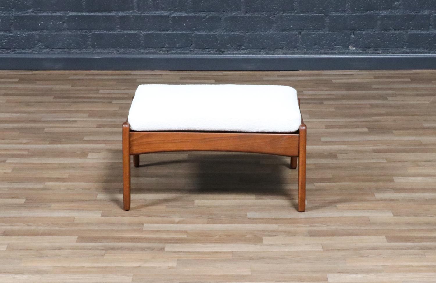 Fachmännisch restauriert - Moderner Hocker aus Nussbaum und Tweed aus der Jahrhundertmitte (amerikanisch) im Angebot