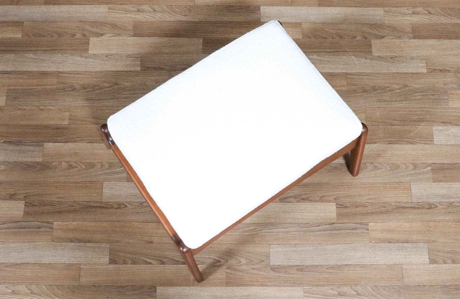 Fachmännisch restauriert - Moderner Hocker aus Nussbaum und Tweed aus der Jahrhundertmitte im Zustand „Hervorragend“ im Angebot in Los Angeles, CA