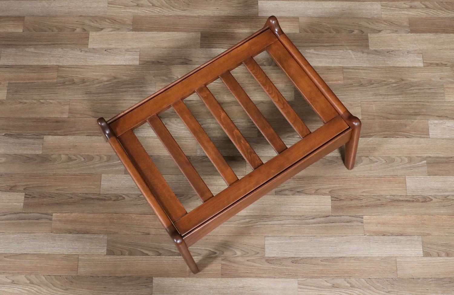 Fachmännisch restauriert - Moderner Hocker aus Nussbaum und Tweed aus der Jahrhundertmitte (Mitte des 20. Jahrhunderts) im Angebot