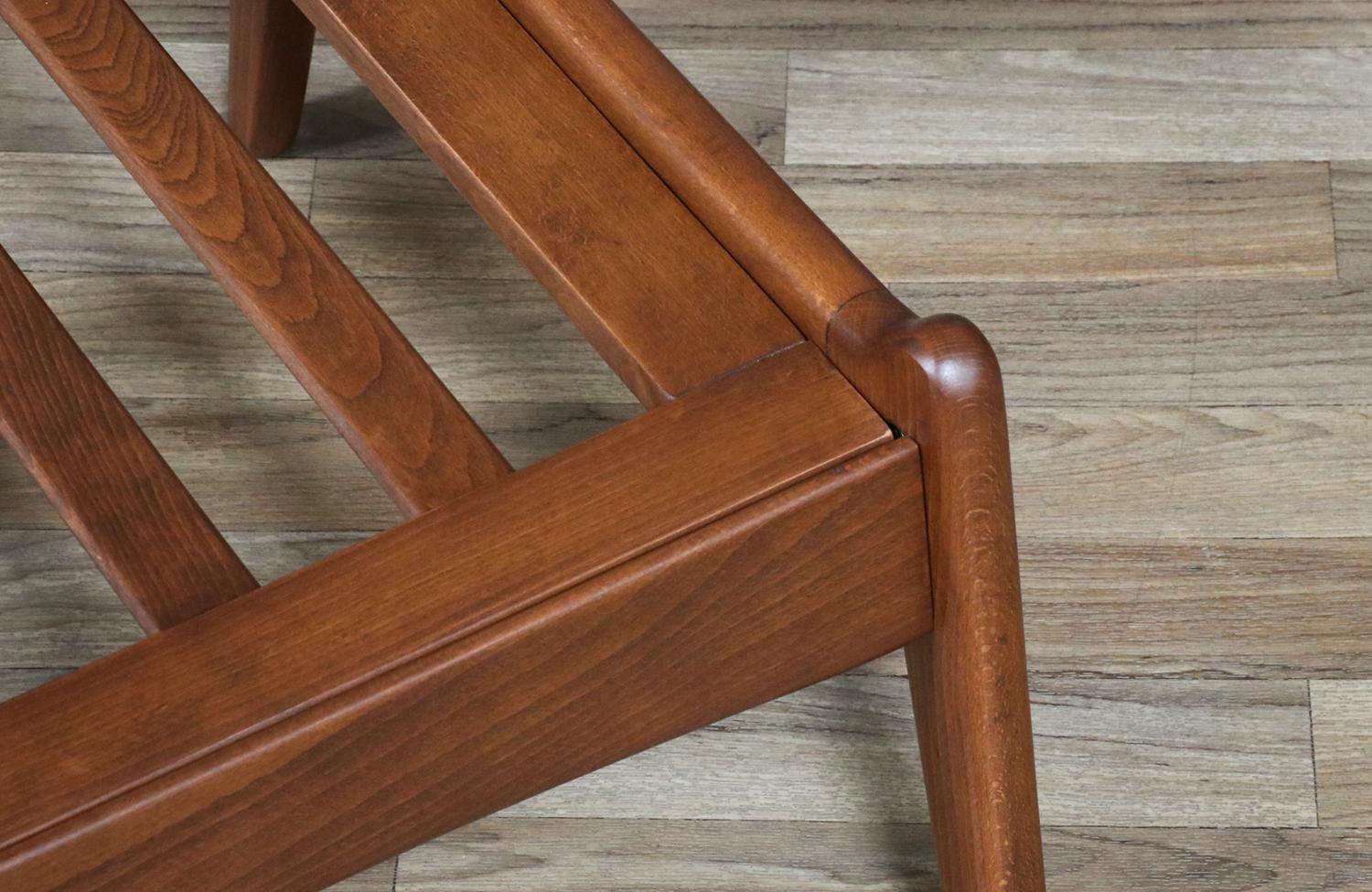 Fachmännisch restauriert - Moderner Hocker aus Nussbaum und Tweed aus der Jahrhundertmitte (Holz) im Angebot